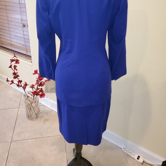 Two piece skirt suit - Picture 2 of 5